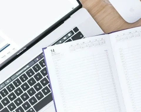 Planification et gestion des appels d’offres pour le BTP – Cap Calade Ordinateur et agenda ouverts, illustrant la gestion et l'organisation des appels d’offres pour le secteur du BTP avec Cap Calade