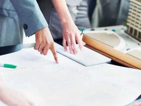 Réponse aux appels d’offres – Accompagnement des PME du BTP Réunion d’équipe préparant une réponse à un appel d’offres public dans le secteur du BTP.