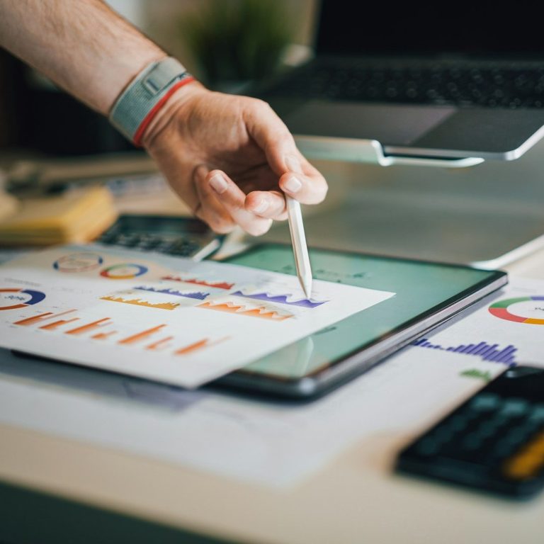 Analyse SEO et SEA – Optimisation de la visibilité en ligne pour PME locales Optimisation SEO dans le Beaujolais – Analyse de performances Google Ads sur tablette.